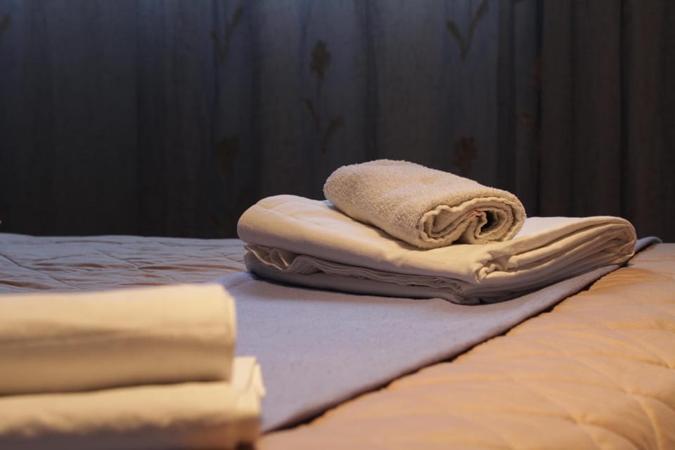 Bed, Bedroom, towels