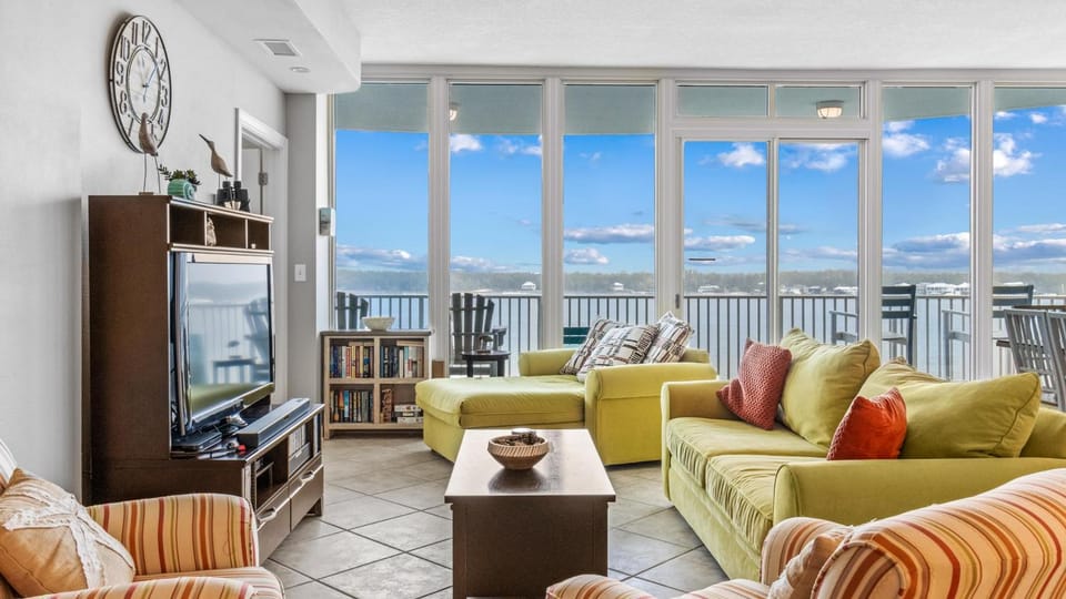 TV and multimedia, View (from property/room), Balcony/Terrace, Living room, Seating area, Lake view, Sea view, furniture