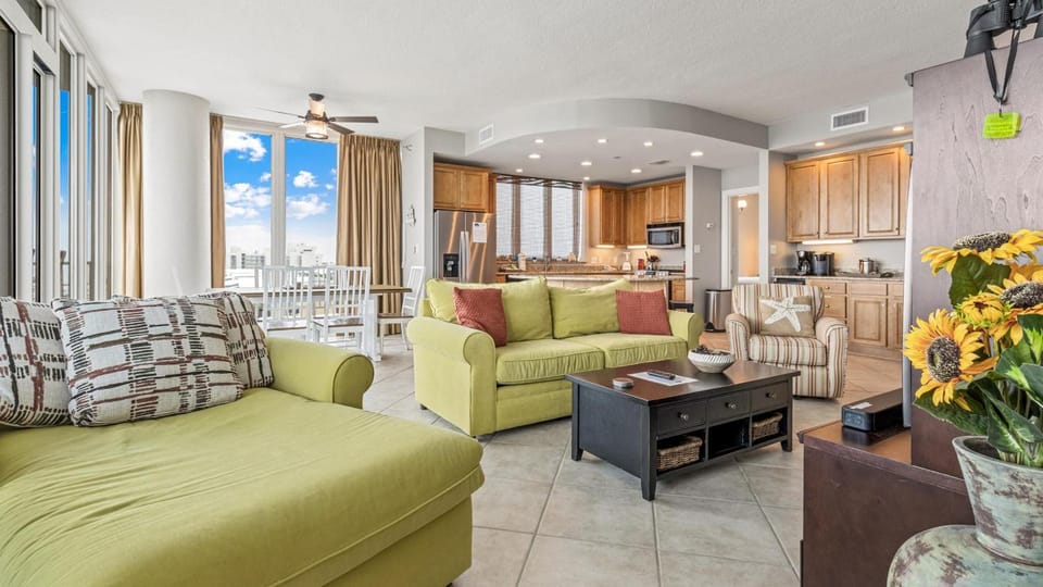 Balcony/Terrace, Kitchen or kitchenette, Living room, Seating area, City view, furniture, air conditioner