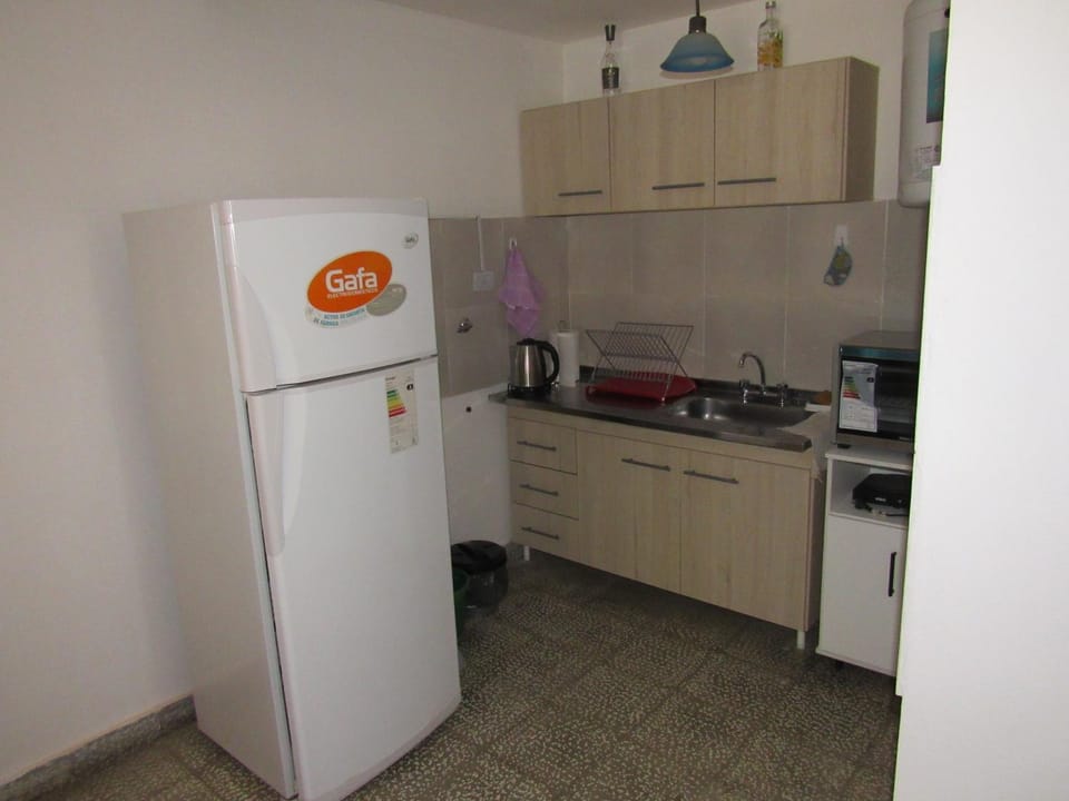 Kitchen or kitchenette, minibar, oven, stove