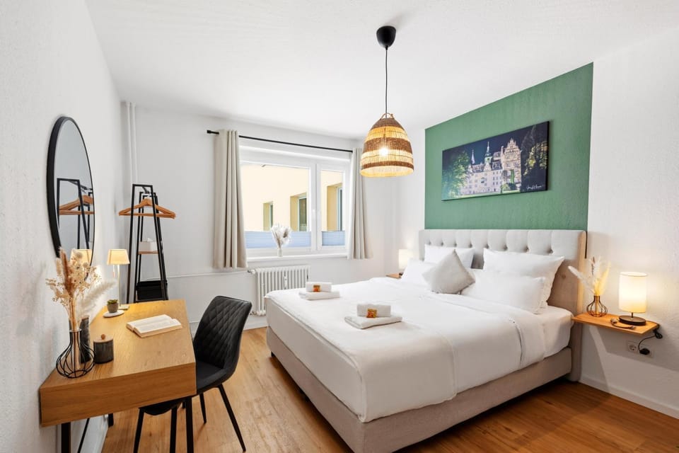 Bed, Photo of the whole room, Seating area, Bedroom, towels