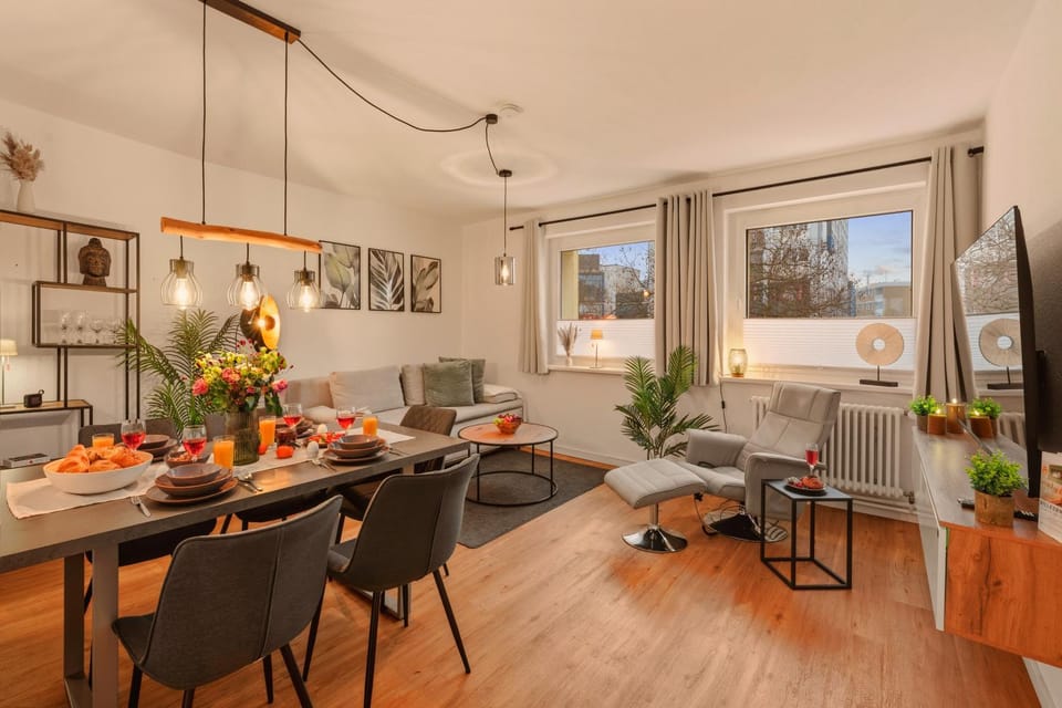 Kitchen or kitchenette, Living room, Food and drinks, Seating area, Dining area, Food, internet, internet