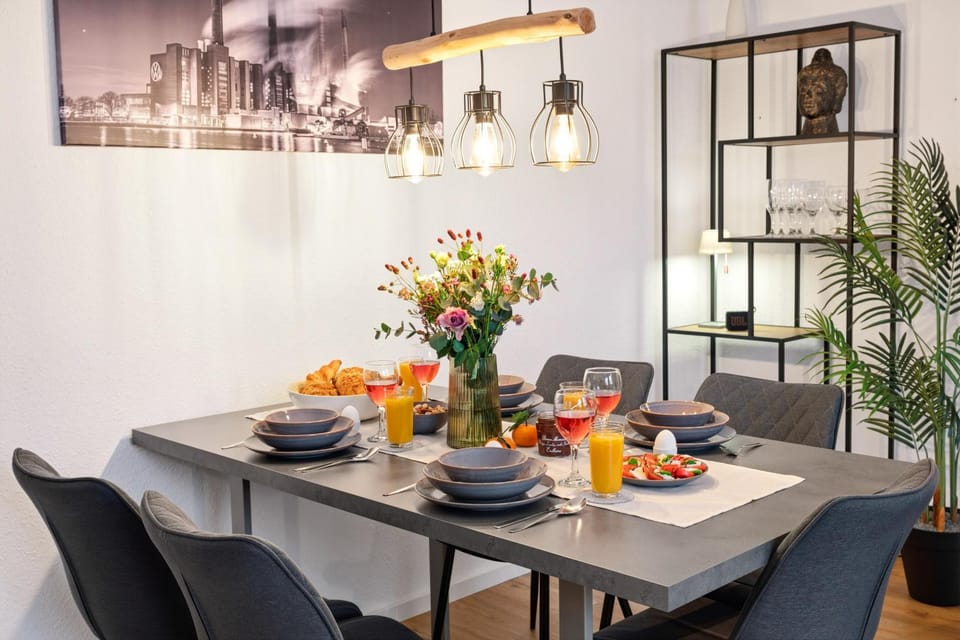 Living room, Food and drinks, Seating area, Dining area, Food, Drinks, internet, internet
