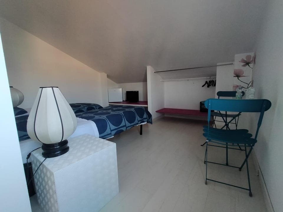 Bed, Seating area