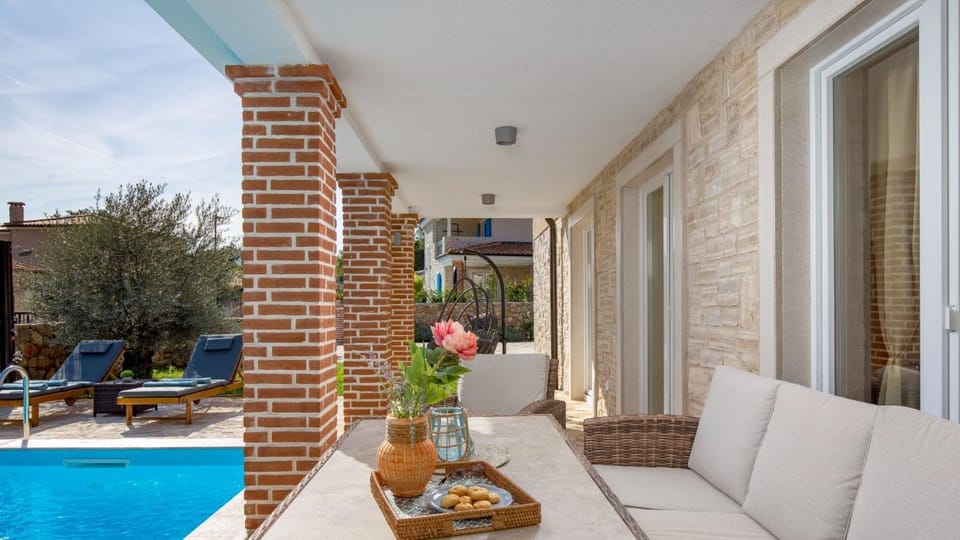 Property building, Garden, Balcony/Terrace, Seating area, Swimming pool