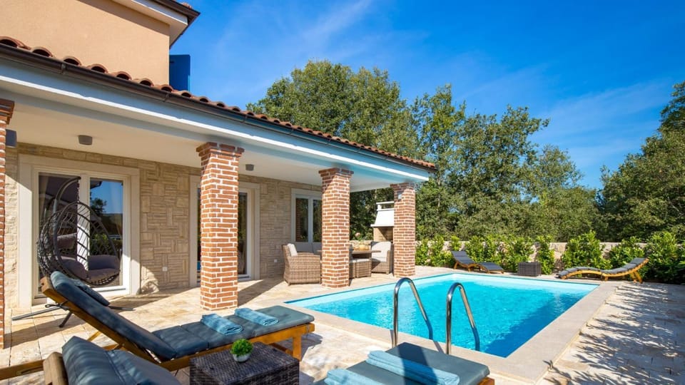 Property building, Pool view