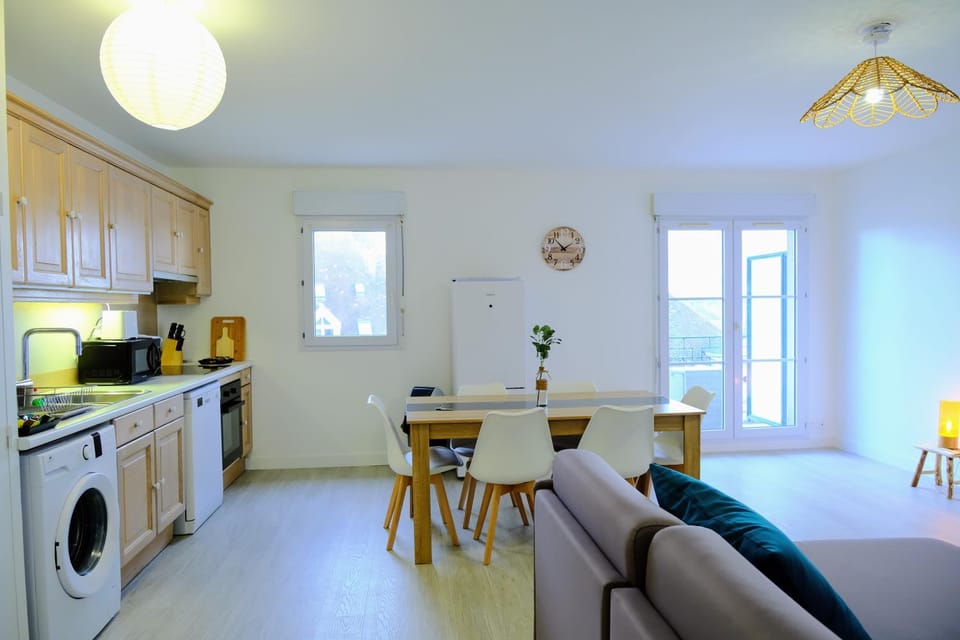 Kitchen or kitchenette, Dining area, dishwasher, oven, stove, toaster, washing machine