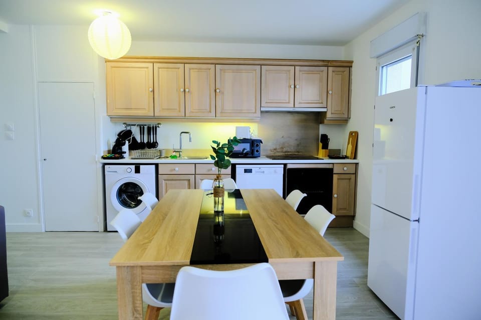 Kitchen or kitchenette, Dining area, dishwasher, oven, stove, washing machine