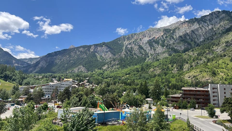 Restaurant/places to eat, Mountain view, River view