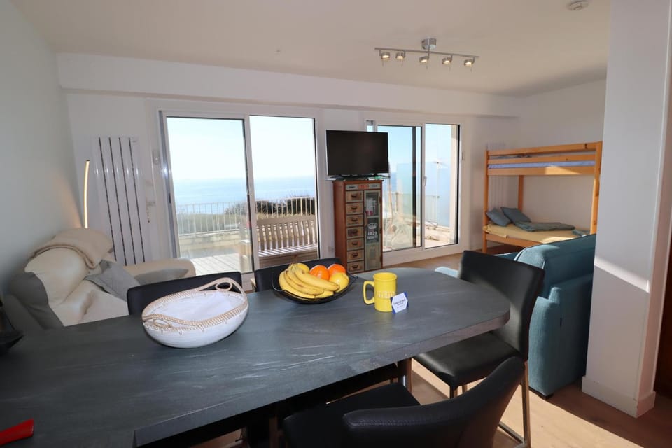 Coffee/tea facilities, Dining area, Sea view
