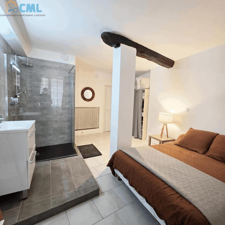 Shower, Bed, Bathroom, Photo of the whole room, Bedroom