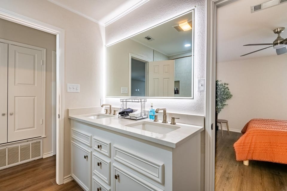 Bed, Bathroom, Bedroom, towels