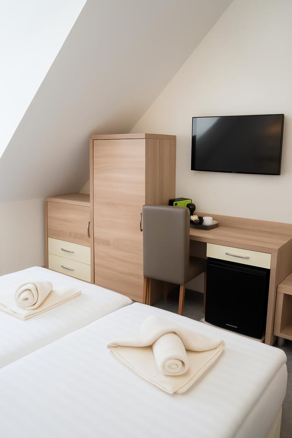 Bed, TV and multimedia, Bedroom, towels, wardrobe