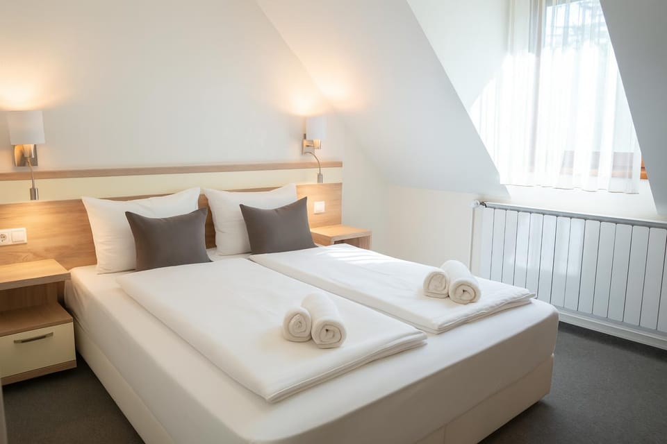 Bed, Bedroom, towels