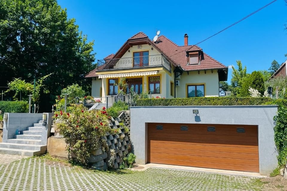 Property building, Garden, Parking