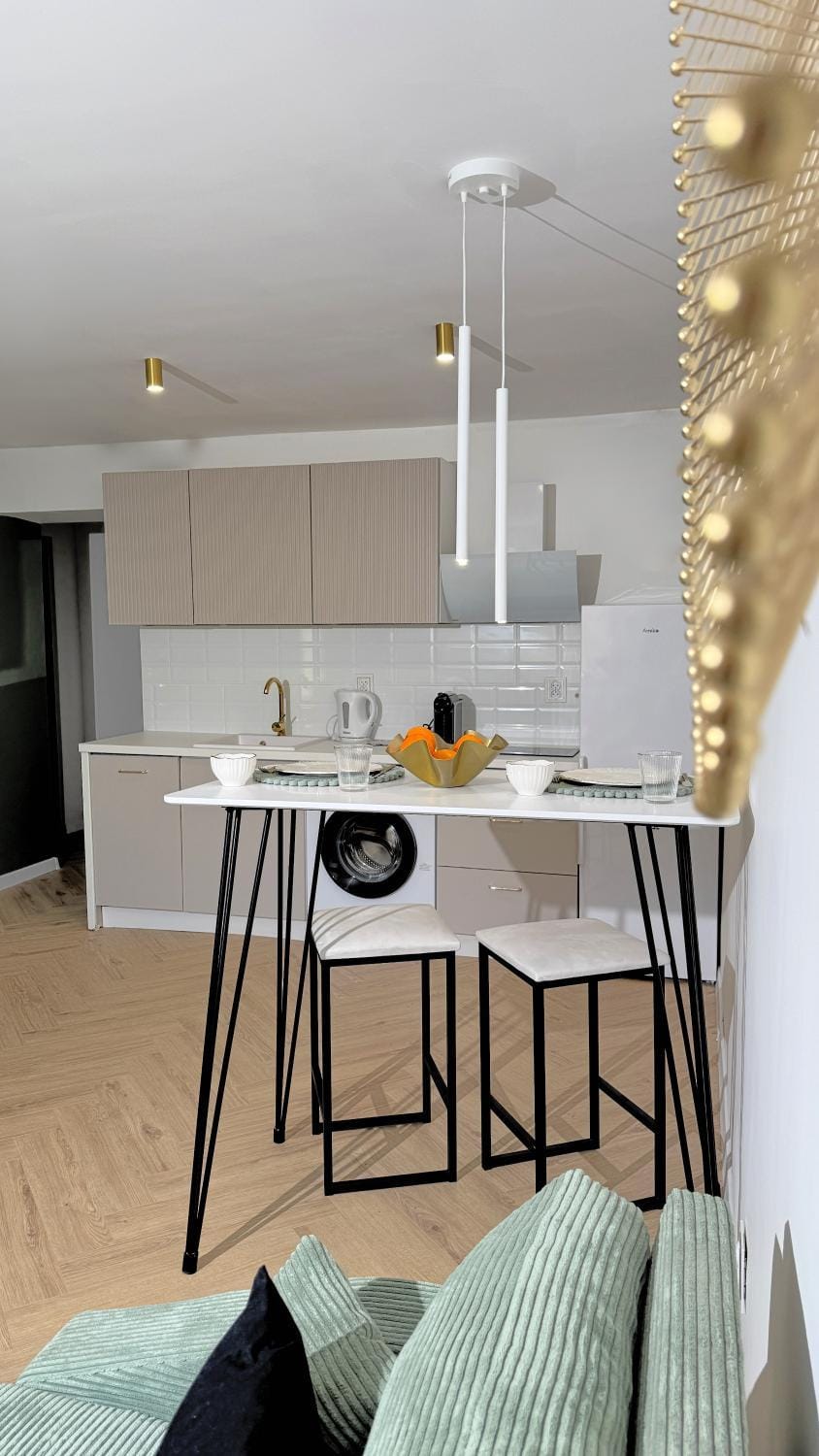 Kitchen or kitchenette, Living room, Seating area, Dining area