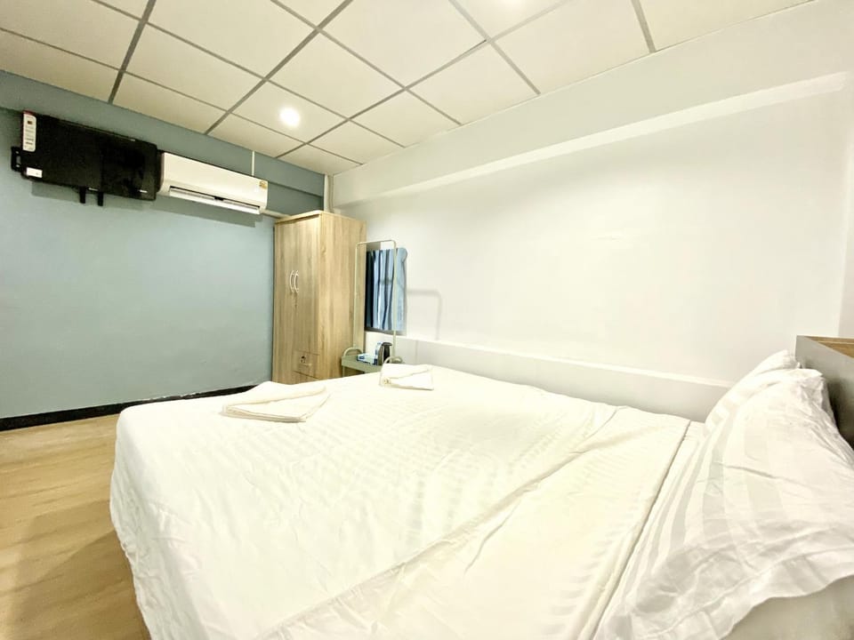 TV and multimedia, Photo of the whole room, Bedroom
