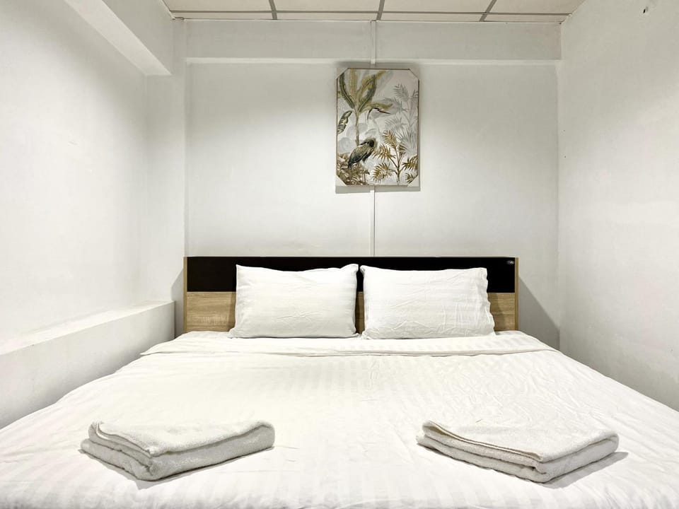 Bed, Photo of the whole room, towels
