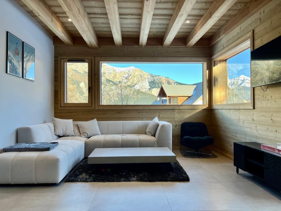Communal lounge/ TV room, TV and multimedia, Living room, Seating area, Mountain view