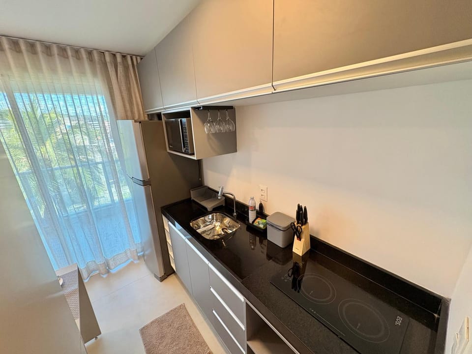 Kitchen or kitchenette, microwave, minibar, stove