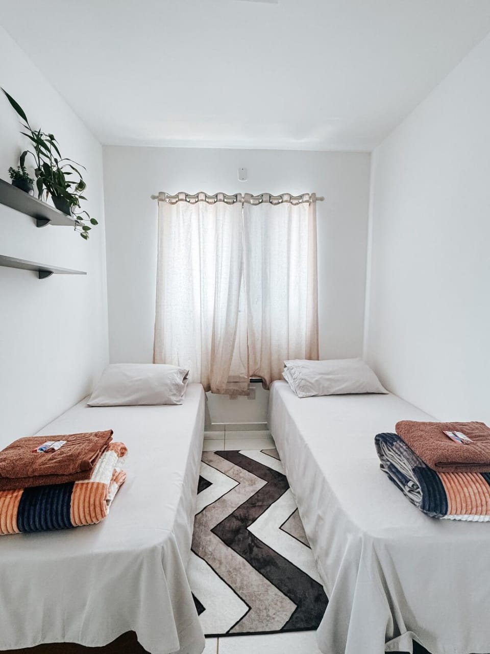 Apartamento 2 Quartos Super Decorado - Ar Condicionado nos Quartos - 1 Cama Queen - 2 Camas de Solteiro com Auxiliar - Cozinha Completa - Estacionamento Coberto Gratuito Apartment in State of São Paulo