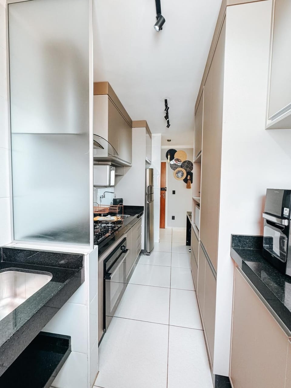 Apartamento 2 Quartos Super Decorado - Ar Condicionado nos Quartos - 1 Cama Queen - 2 Camas de Solteiro com Auxiliar - Cozinha Completa - Estacionamento Coberto Gratuito Apartment in State of São Paulo