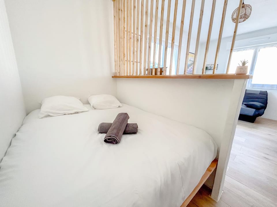 Bed, Photo of the whole room, Bedroom, towels