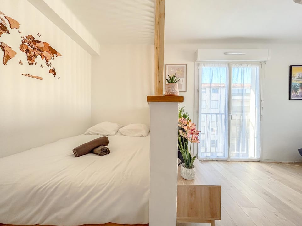 Bed, Photo of the whole room, Bedroom, air conditioner