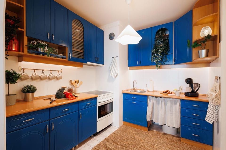 Coffee/tea facilities, oven, stove, kitchen