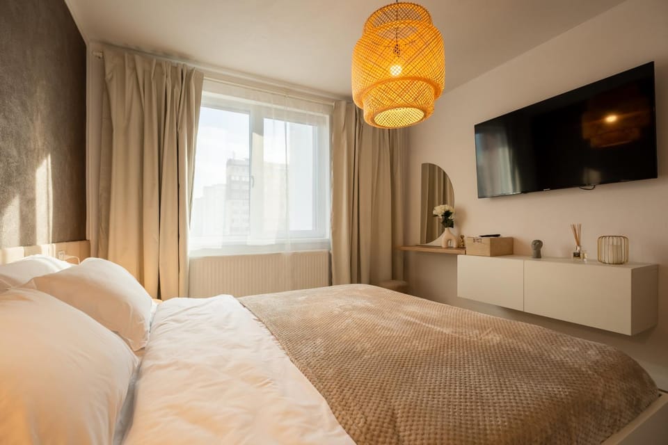 Bed, TV and multimedia, Bedroom