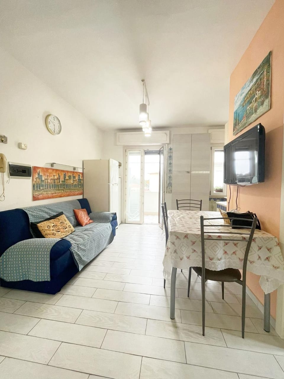TV and multimedia, Living room, Seating area, Dining area