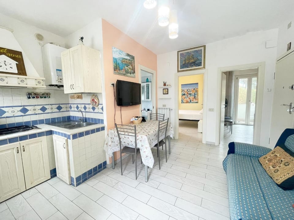 TV and multimedia, Kitchen or kitchenette, Living room, Seating area, Dining area