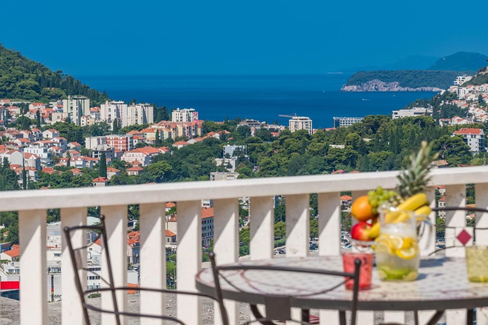 View (from property/room), Balcony/Terrace, City view, Sea view