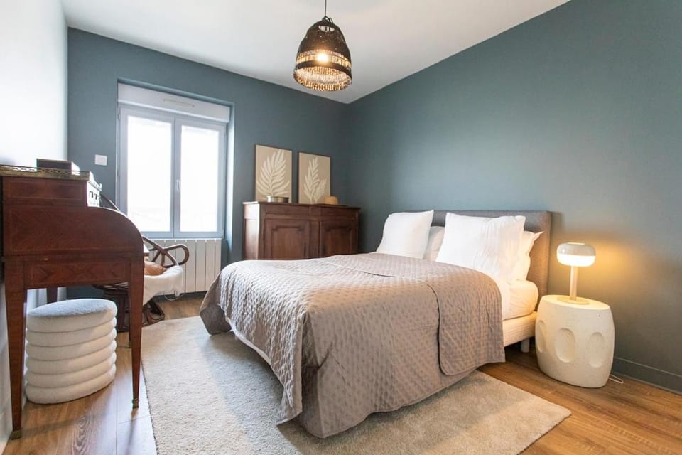 Bed, Photo of the whole room, Bedroom