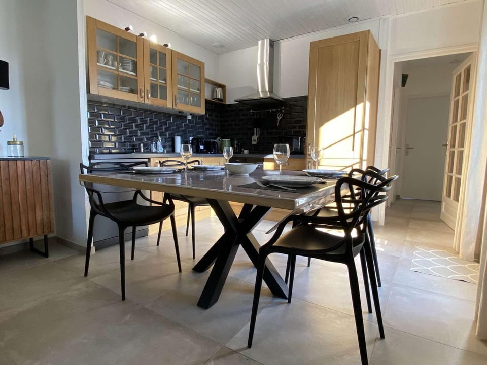Kitchen or kitchenette, Dining area