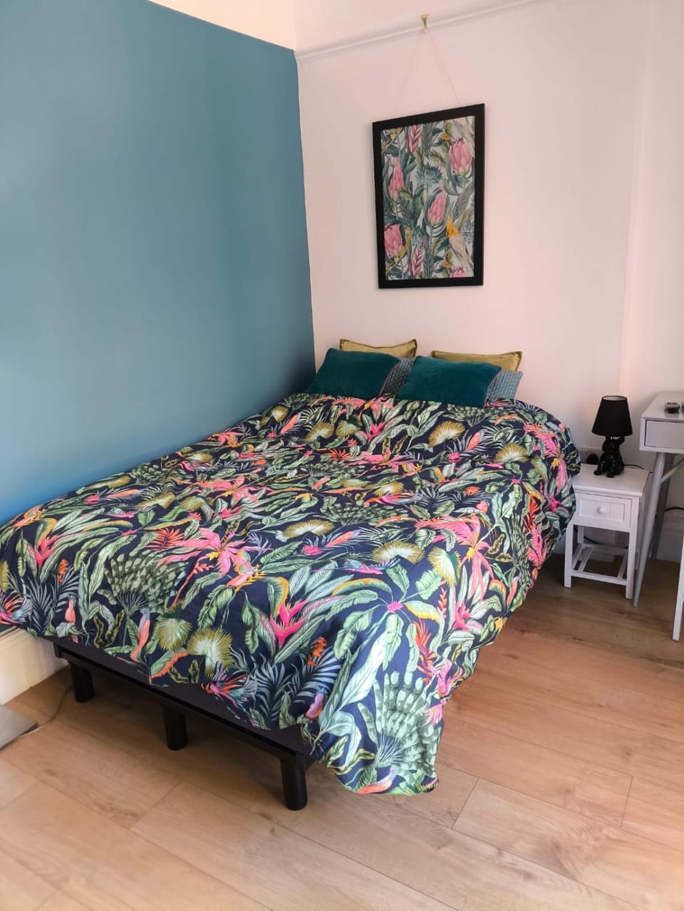 Self Check-in Micro Studio for max 2 guests in Central location RG4 with your own Kitchenette Bathroom Parking and Shared Garden Apartment in Reading