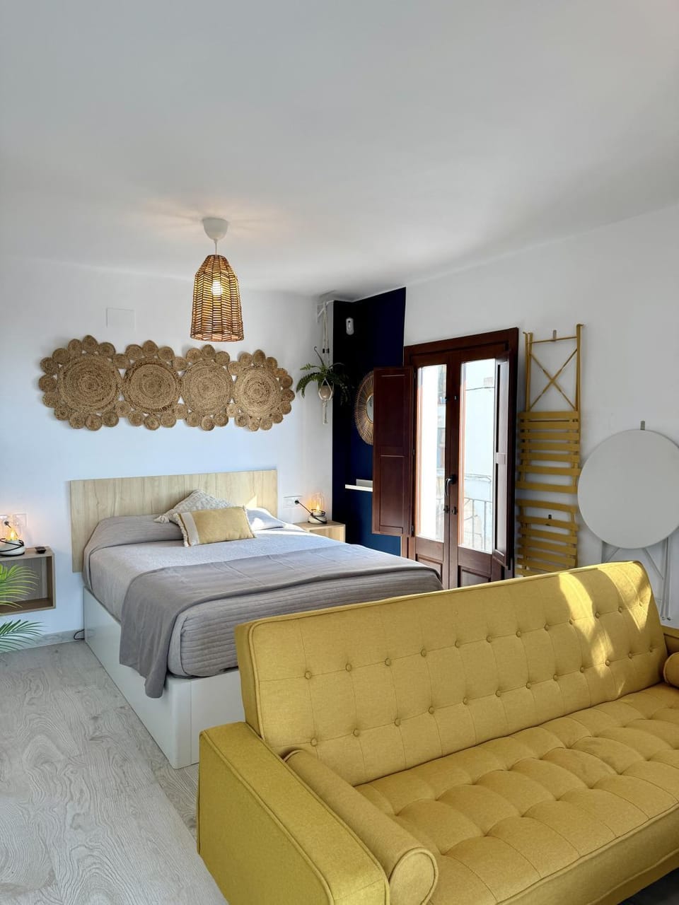 Bed, Living room, Photo of the whole room