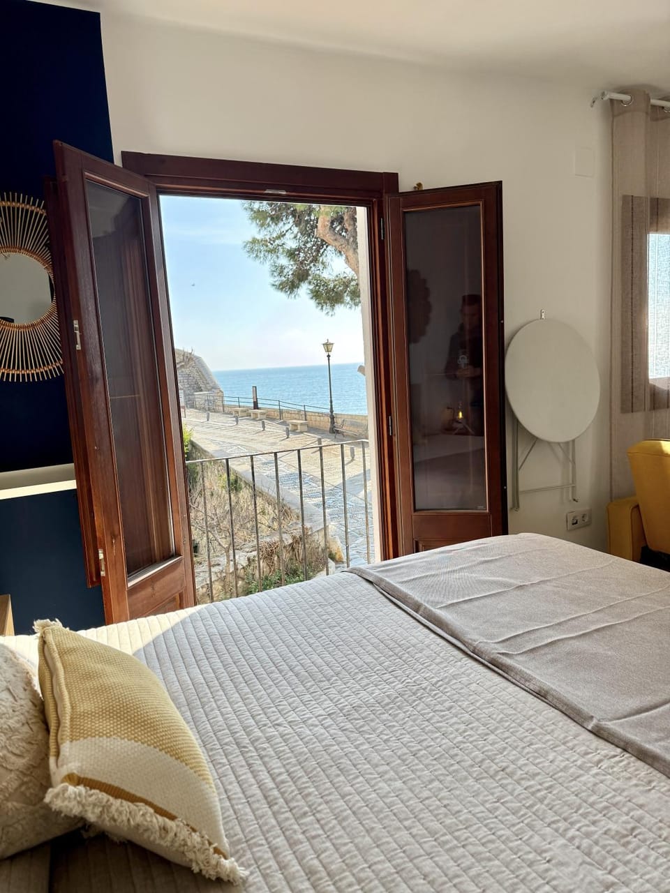 Photo of the whole room, Sea view