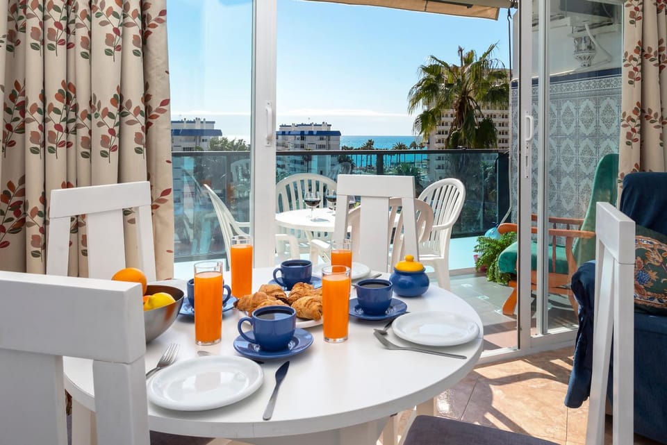 Patio, Natural landscape, View (from property/room), Balcony/Terrace, Seating area, Dining area, Food
