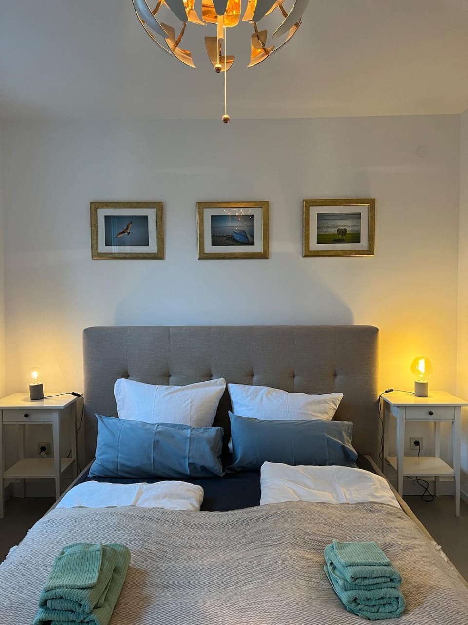 Bed, Photo of the whole room, towels