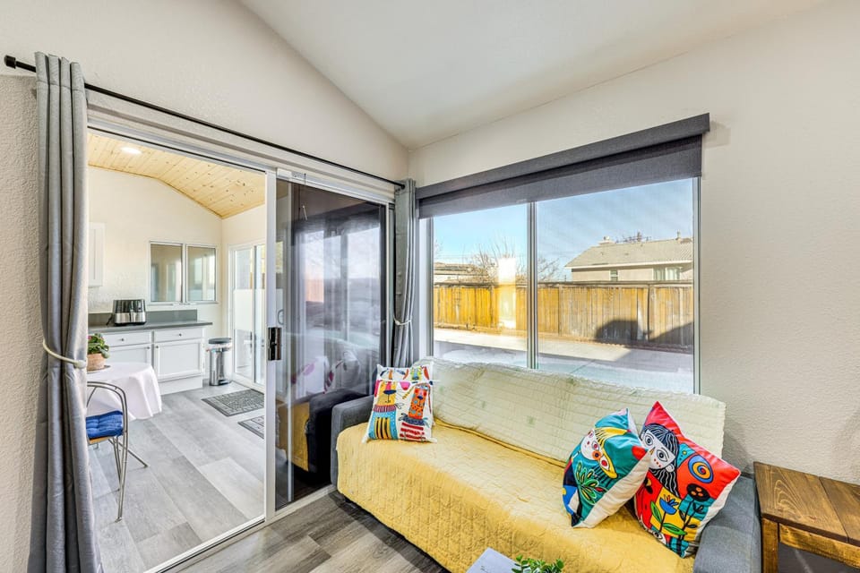 10 Mi to Mojave Narrows Victorville Studio Apartment in Victorville