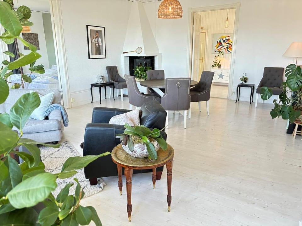 Living room, Photo of the whole room, Seating area, Dining area
