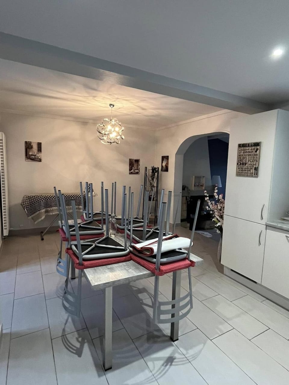 Kitchen or kitchenette, Dining area