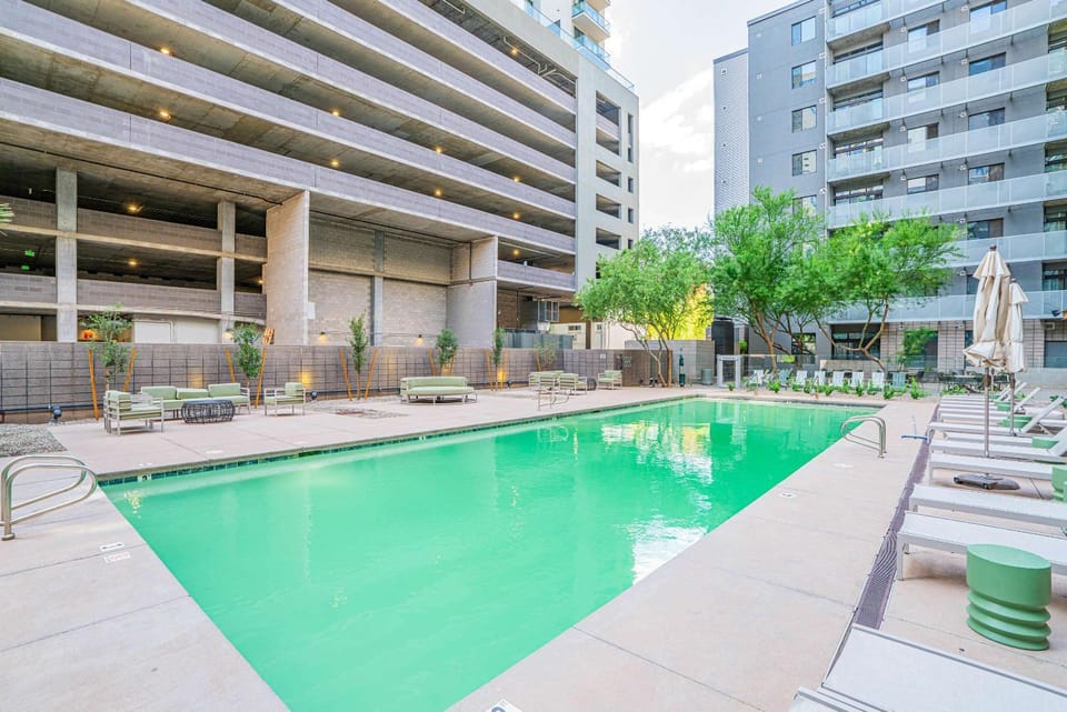 2BR Roosevelt Row Gym Pool Parking Sleeps 8 Apartment in Phoenix