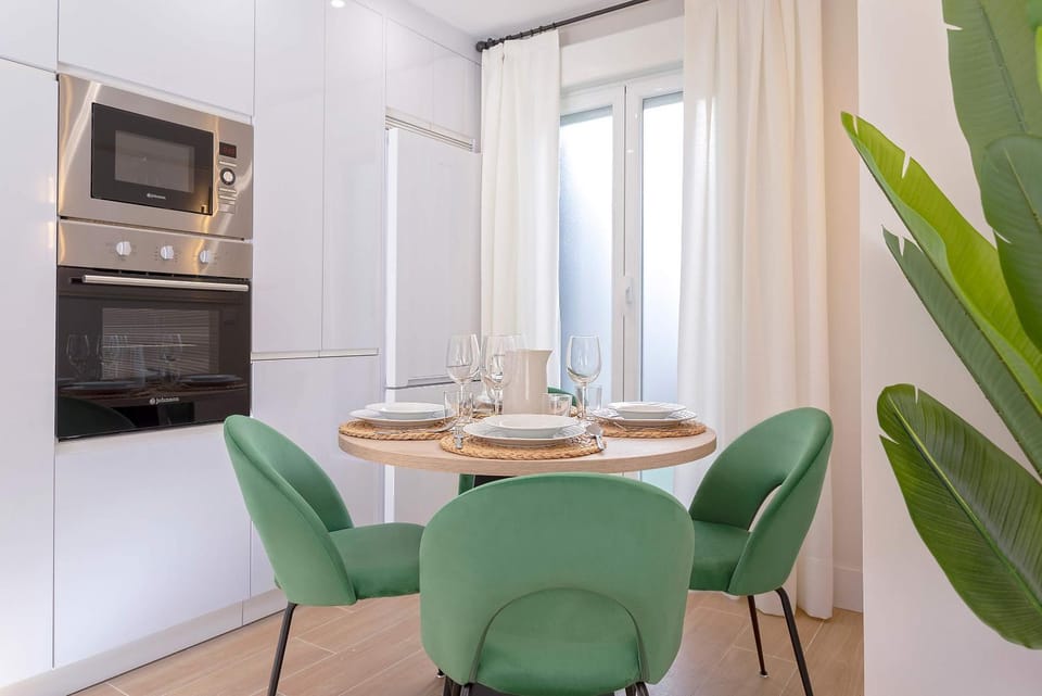 Kitchen or kitchenette, Other, Dining area, microwave, oven, stove