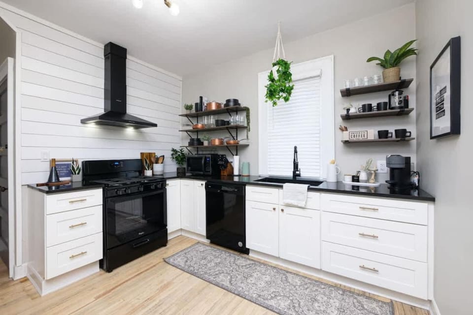 Walk to Highland Square, Sleeps 8 House in Akron