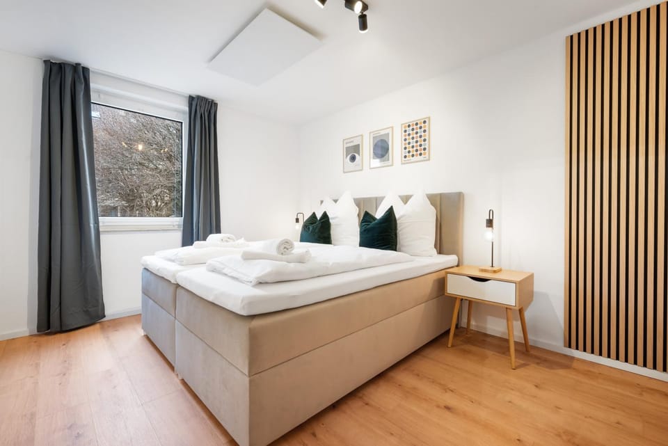 Bed, TV and multimedia, Photo of the whole room, Bedroom, towels