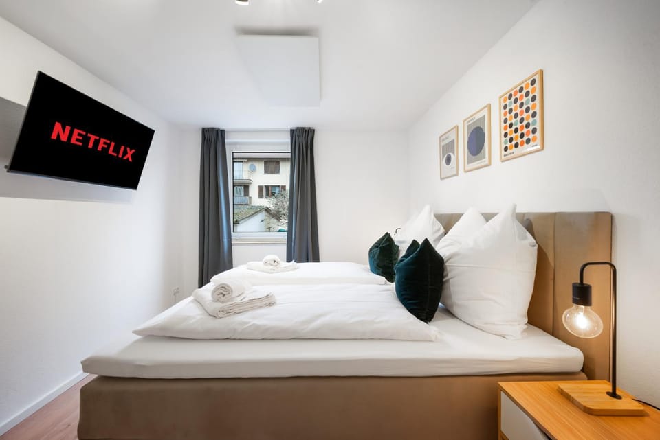 Bed, TV and multimedia, Photo of the whole room, Bedroom, towels