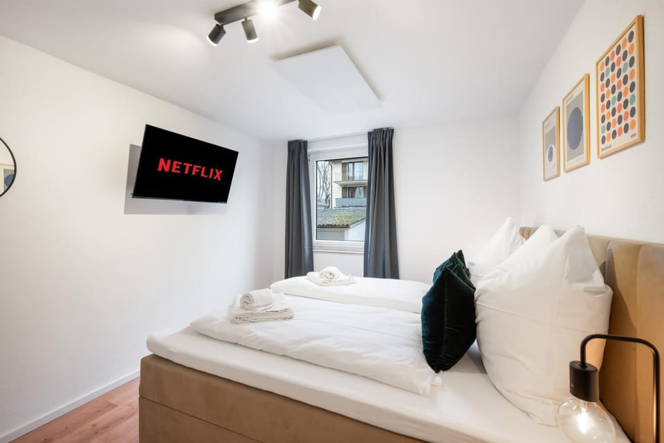 Bed, TV and multimedia, Photo of the whole room, Bedroom, towels