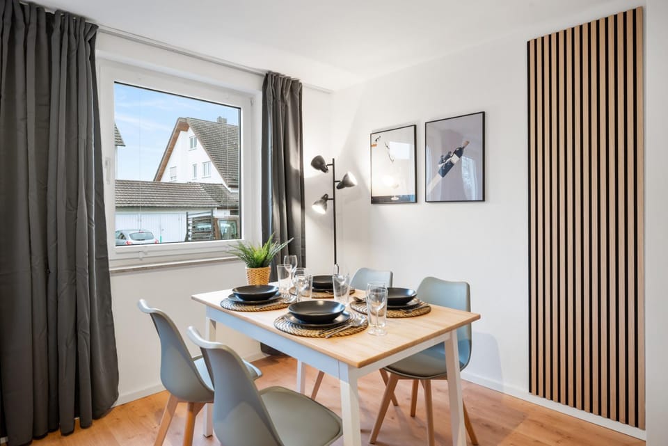 TV and multimedia, Seating area, Dining area